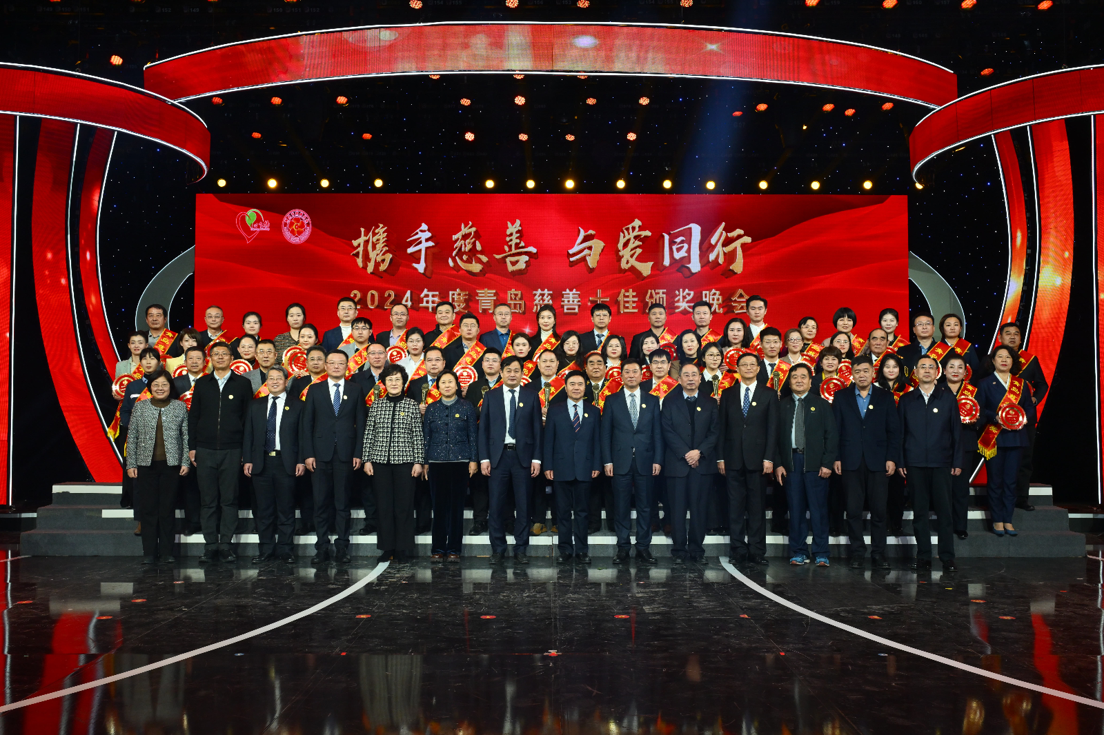 2024慈善晚會大合影.jpg