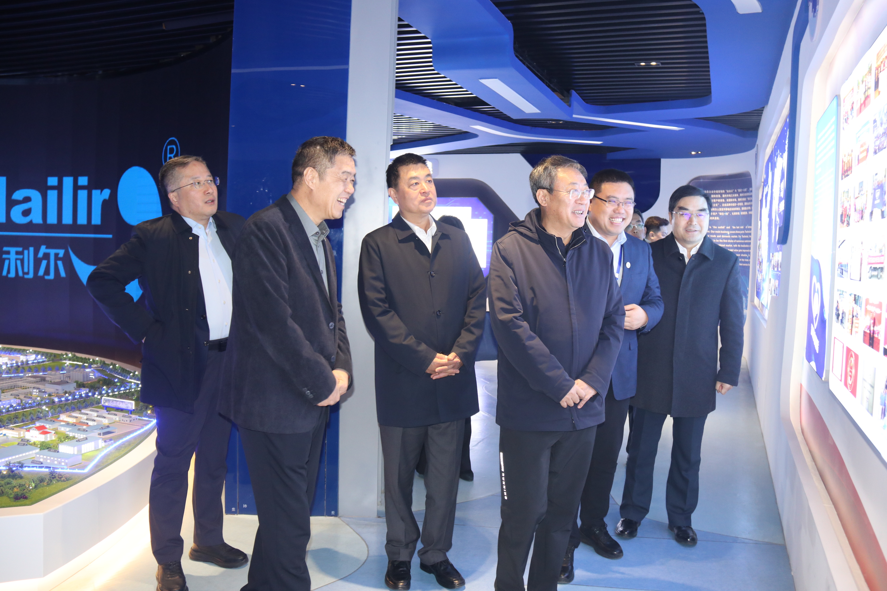 省委統(tǒng)戰(zhàn)部副部長(zhǎng)、省工商聯(lián)黨組書(shū)記張?chǎng)H一行來(lái)海利爾藥業(yè)集團(tuán)調(diào)研指導(dǎo)工作