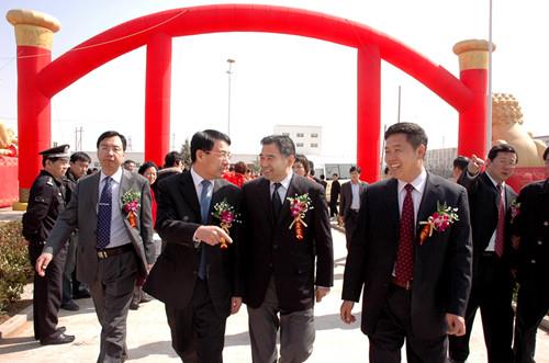 青島市委常委、市委秘書長王魯明，青島市人大副主任、工商聯(lián)主席徐航來公司視察工作