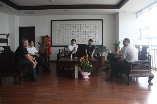 城陽區(qū)委、組織部長王澤旭慰問拔尖人才