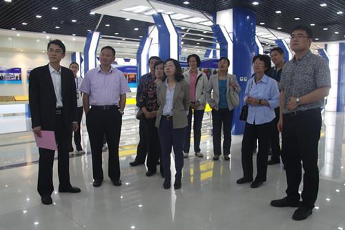 泰國農(nóng)業(yè)局副局長(zhǎng)Dr. Manthana Milne攜泰國考察團(tuán)一行來海利爾參觀考察